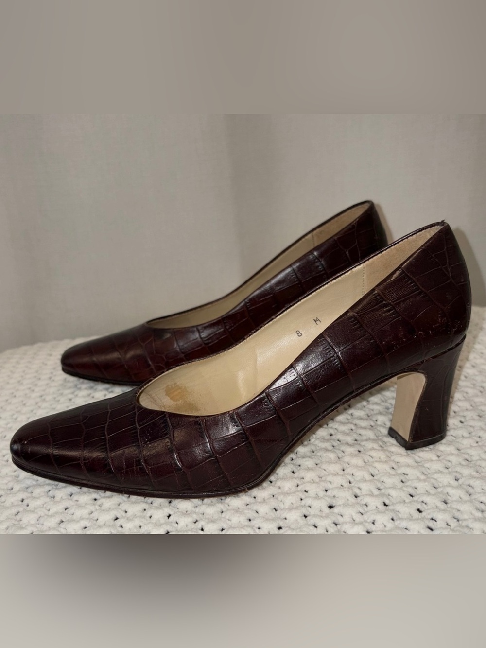 Etienne Aigner Women’s Burgundy Faux Alligator Leather Pumps w/3” Heel; Size 8 - Picture 1 of 8
